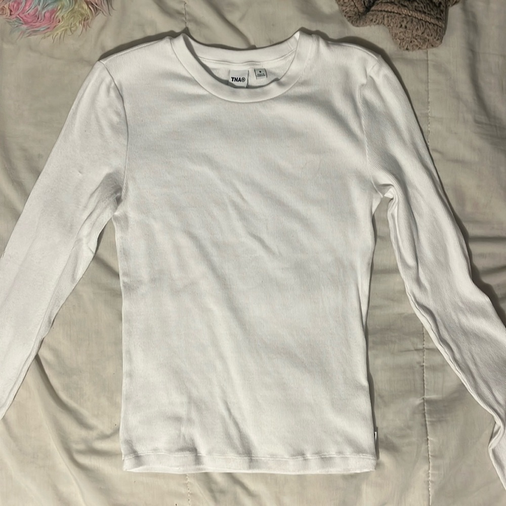 never worn. ARITZIA TNA LONGSLEEVE